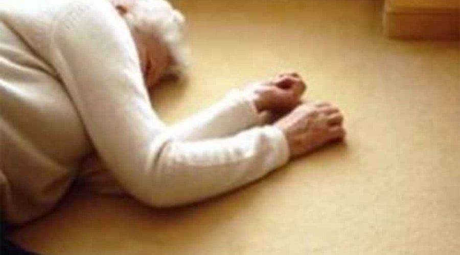 Cade a terra e rimane bloccata per molte ore