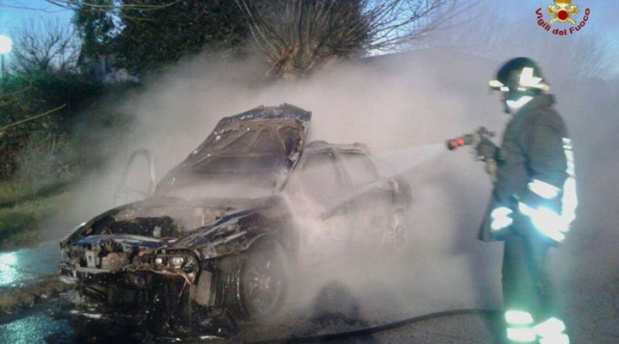 I Carabinieri stanno indagando sull’incendio dell’auto a Scossicci