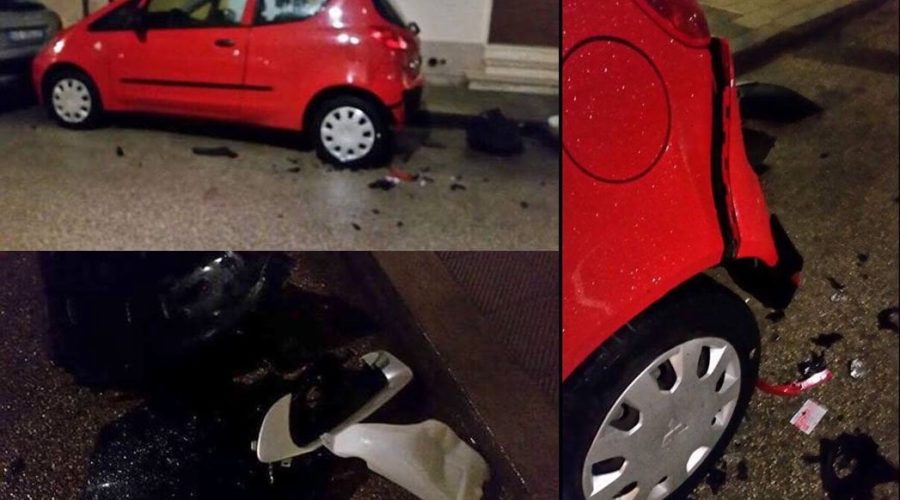 Urta auto in sosta e scappa