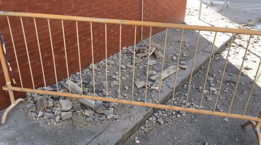 Pezzi di cornicione cadono da una palazzina