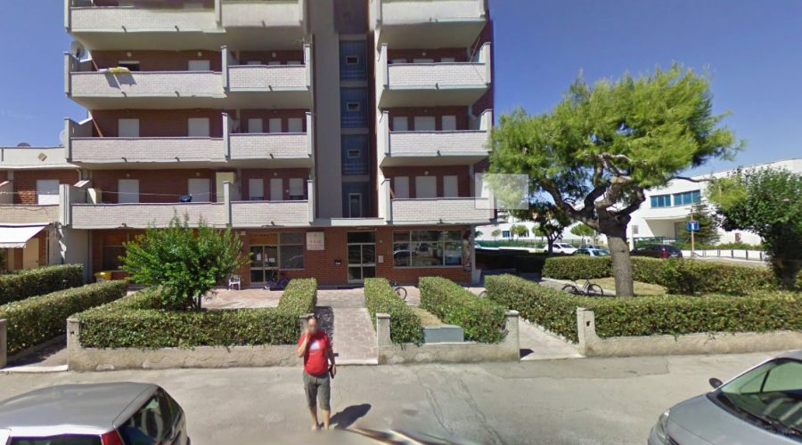 Distraggono la proprietaria con la scusa di un regalo e le rubano il portafoglio