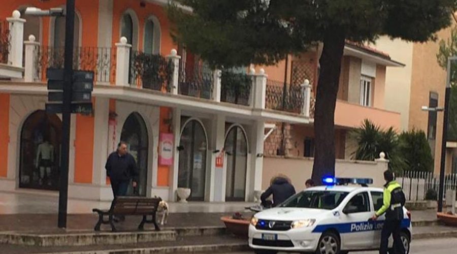 Tenta la fuga ma viene bloccato lungo Corso Matteotti dai Vigili dopo inseguimento
