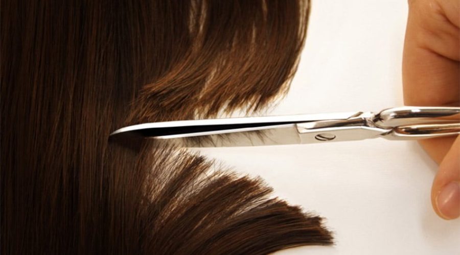 Devono tagliare i capelli ad un bambino dopo la rottura di una pallina gommosa