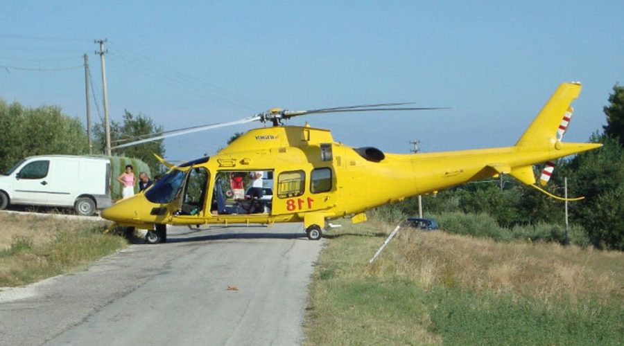 Cade mentre pota un albero, trasportato d’urgenza all’ospedale di Torrette