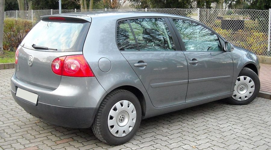 Auto rubata in pieno centro