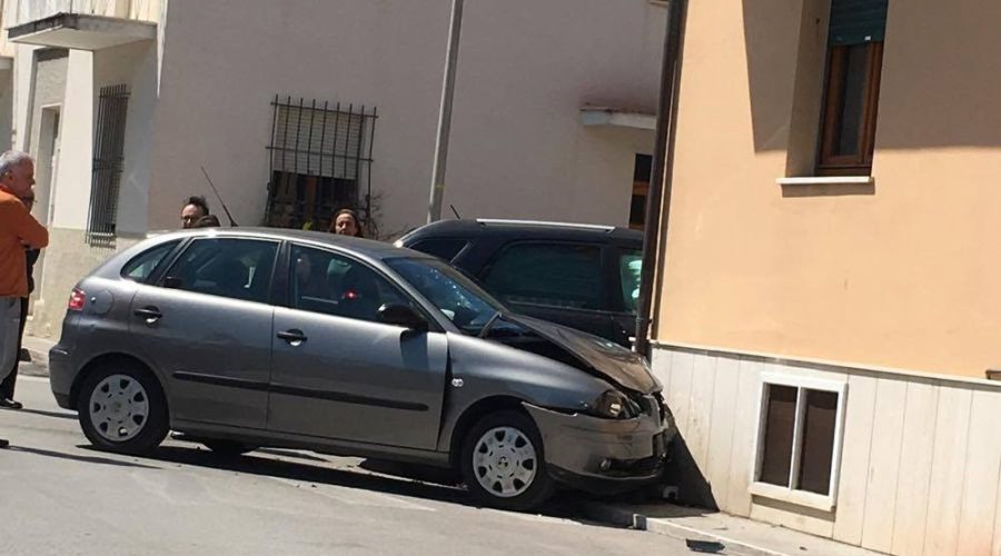 Incidente a Porto Recanati, coinvolte due auto e una casa