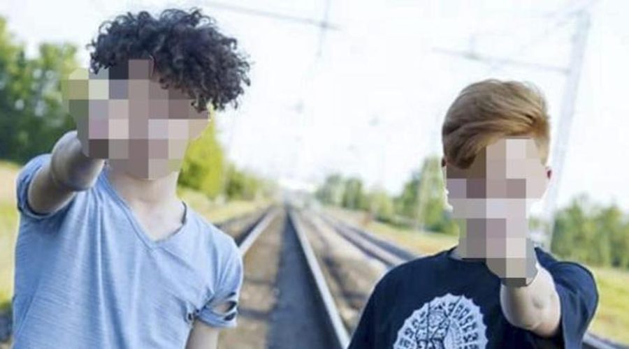 Selfie pericolosi: la foto scattata al passaggio del treno