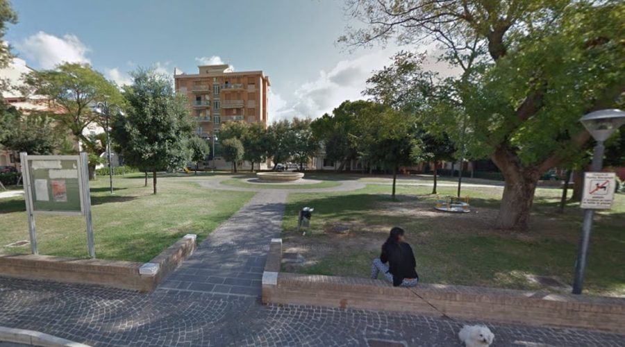 Atti osceni nel parco pieno di bimbi