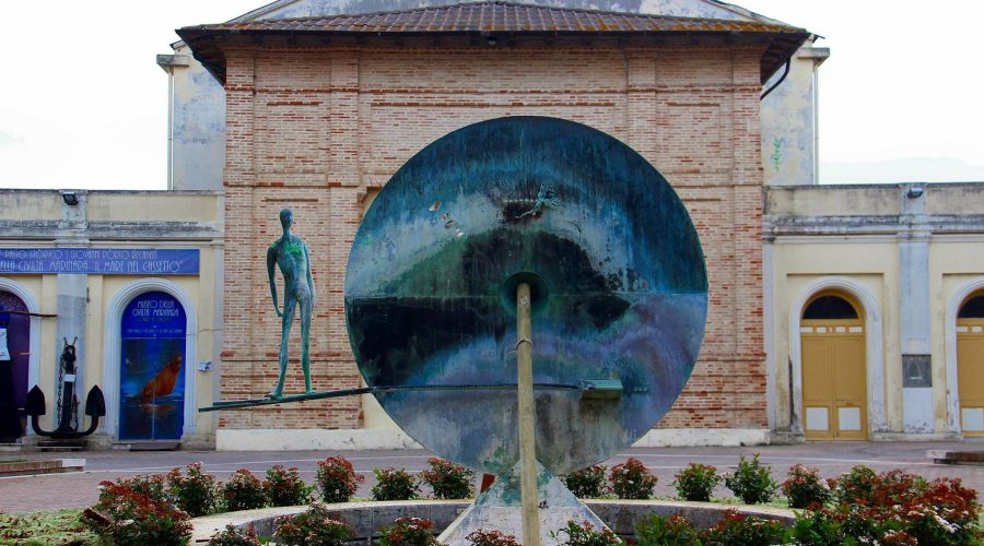 Piante e fiori adornano nuovamente la scultura di Bonanotte