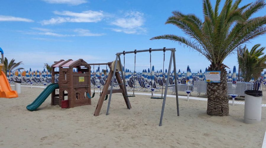 Bambino si perde in spiaggia, viene riportato dalle Forze dell’Ordine