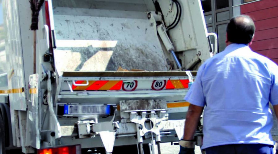 Camion del Cosmari si incastra sotto il ponte dell’isola ecologica a Santa Maria in Potenza