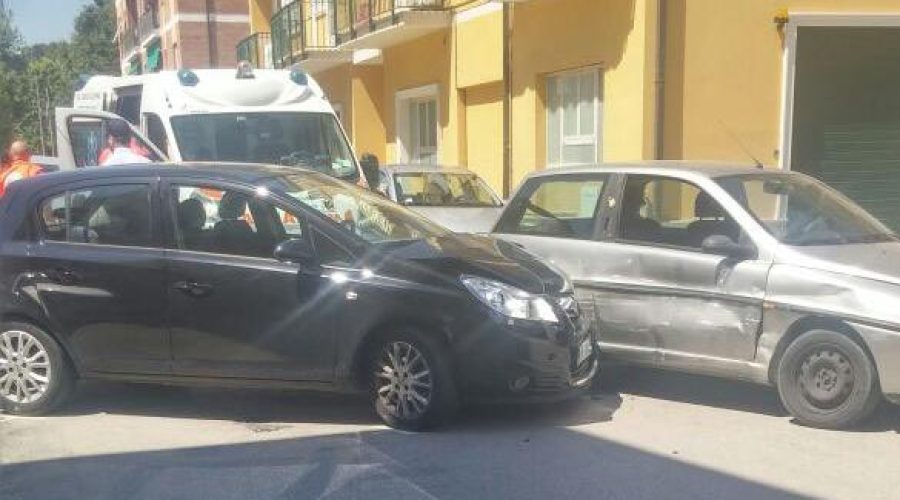 Scontro tra due auto all’incorcio tra via Spontini e via G.B. Pergolesi