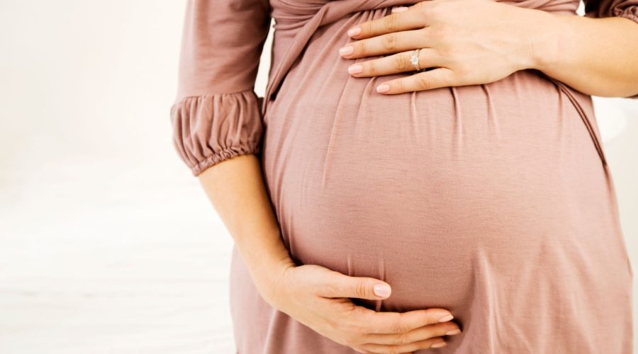 Finge di essere incinta, truffa ai danni di anziani