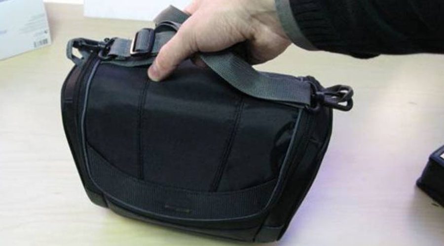Salta il muro e ruba una borsa ad una maestra d’asilo