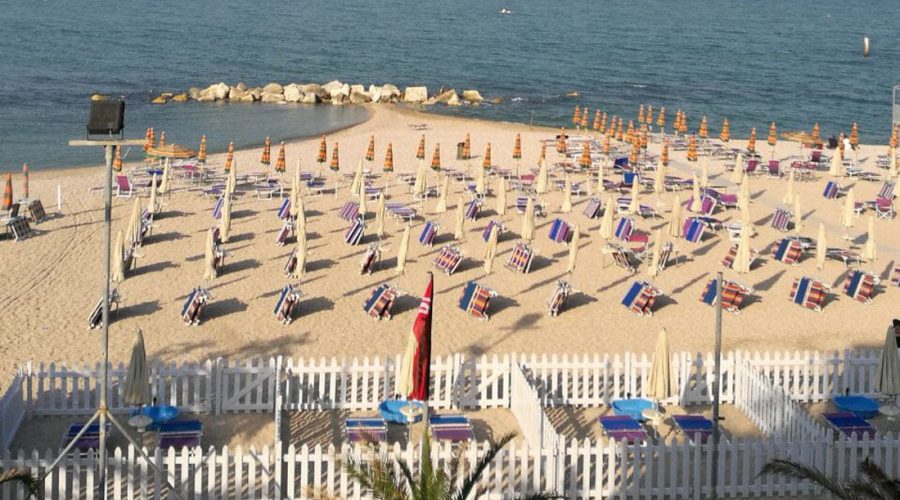 Aperta al centro di Porto Recanati la prima spiaggia attrezzata per cani