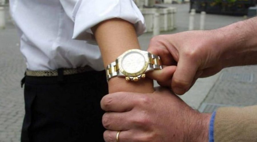 Furto a una donna 85 enne con la scusa di un abbraccio