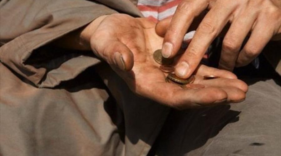 Mendicanti aggressivi, anziane impaurite