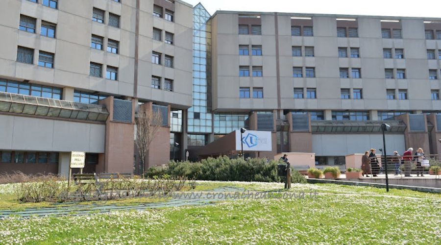 Incidente sul lavoro: escavatore si ribalta, operaio ferito