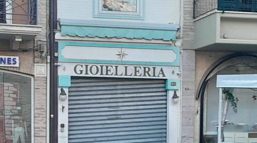 Furto in Gioielleria: Ladri in Azione in Pieno Centro